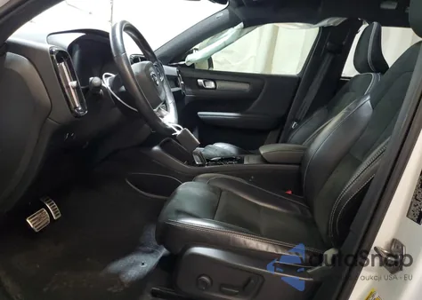 2021 Volvo Xc40 T5 R-Design z USA, uszkodzony, nr VIN YV4162UM2M2545264